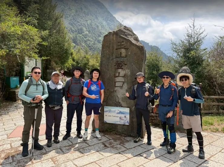 玉山登山口-成大社晉章、我、永寬、Tony(Design公子)、亮彤(Dennis公子)、Dennis、佳縉