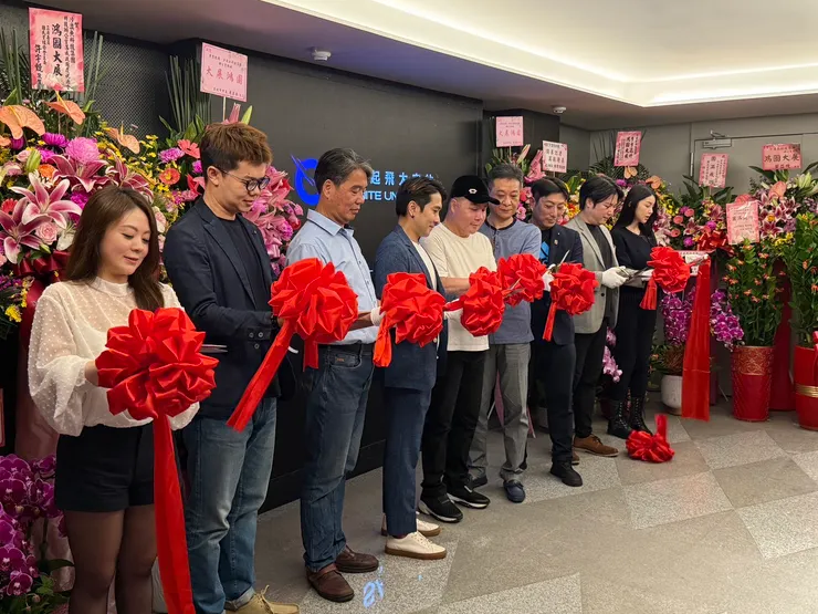夢想起飛近日在台北市大安區啟用全新AI科技辦公室，現場眾星雲集群慶賀新辦落成。(圖/夢想起飛集團提供)