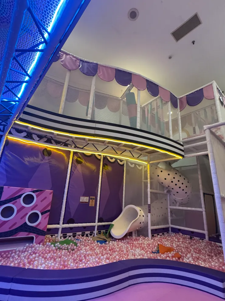 新翻修的兒童遊戲區，球池、跑酷、網繩