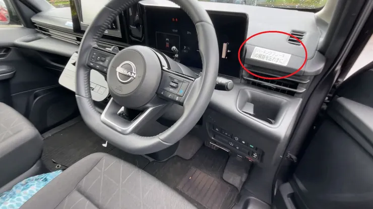 右前方的貼紙特別提醒駕駛，開車前不要忘記放手煞車