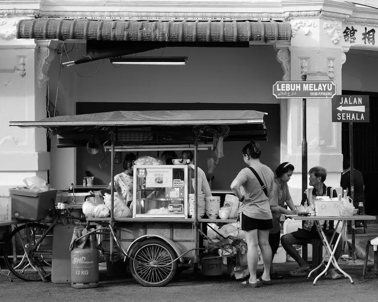 在家鄉，我們用熟悉的母語聊生活瑣事；到了異鄉切換當地語言。（圖/Pexels）