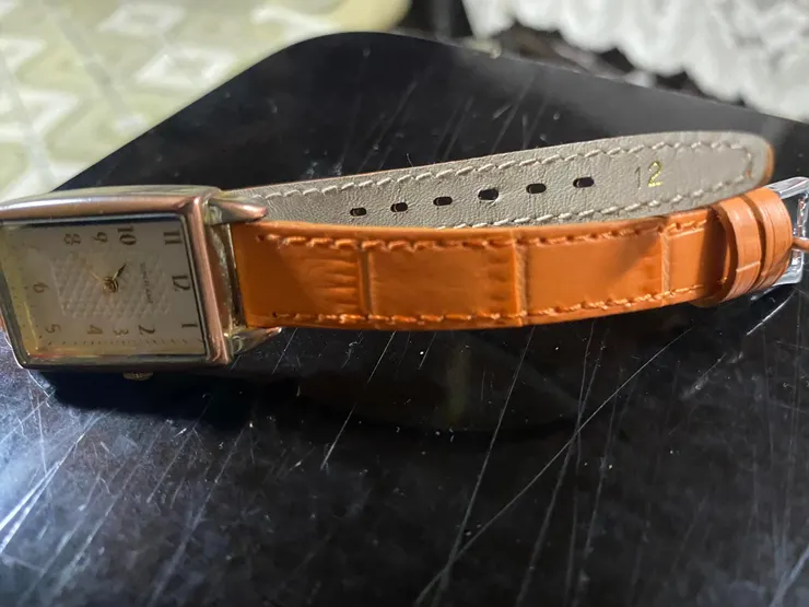 老闆精緻快速的手藝，讓亮麗的橘色錶帶給了我好心情道別高雄