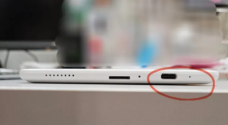 放在桌上可以觀察到主機機身明顯沒有辦法平躺在書桌上