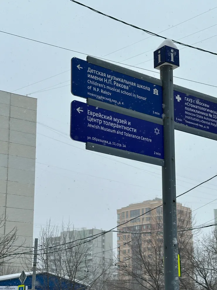 從地鐵站出來走一小段路就到了