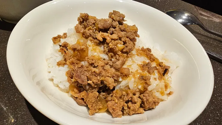 有肉燥飯可以吃!加分!