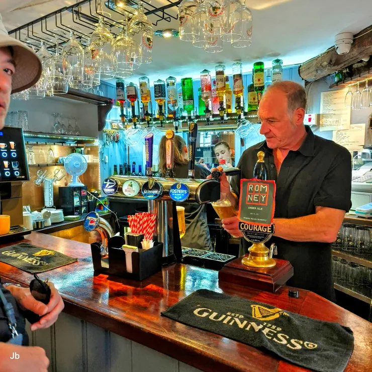 【8/29午後與老妻高街逛得差不多了，到路邊的雪莉桶(Bottle of Sherry體驗一下英式小酒館，點了杯拉格啤酒。】