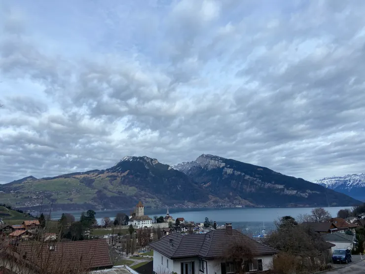 Spiez車站可以遠望Spiez城堡