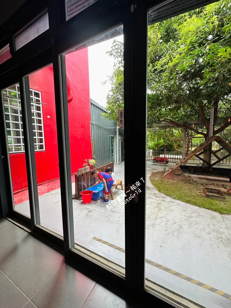 🔺在戶外區遊戲的孩子們。