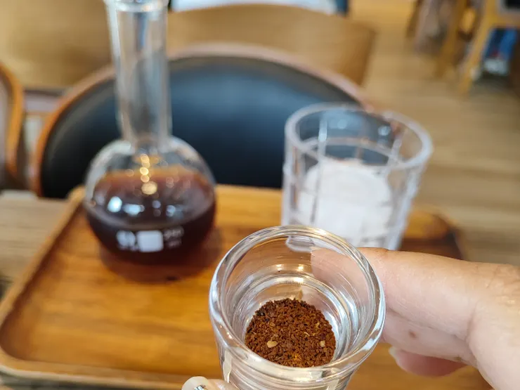 每日限量的冰釀艾瑞嘉 G1 咖啡及聞香小杯。（攝影／劉幼軒）