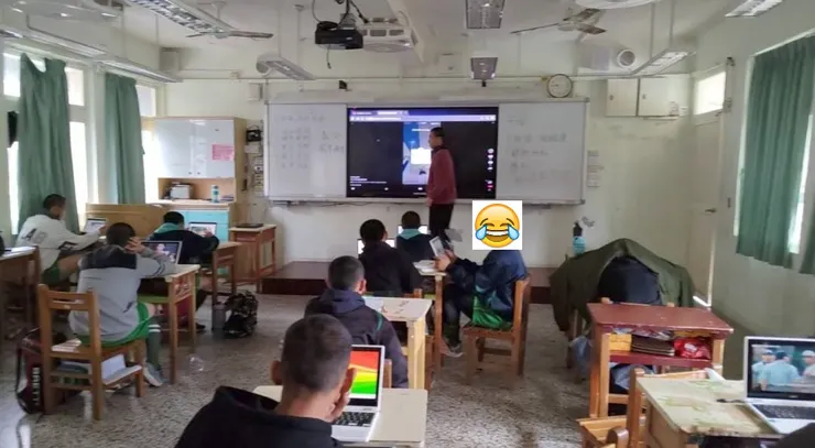 上課時間，每一位同學都在做自己的事