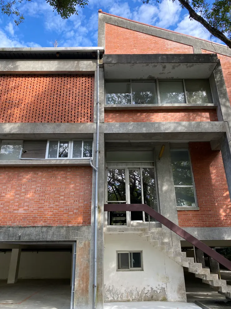 南側牆面清水磚的貼磚變化。以及逃生梯