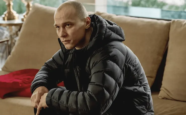 ▲ Igor 歸還戒指，可能暗示著 Anora 的夢想幻滅，她必須接受現實，回到原有的生活。來源：《艾諾拉》電影劇照