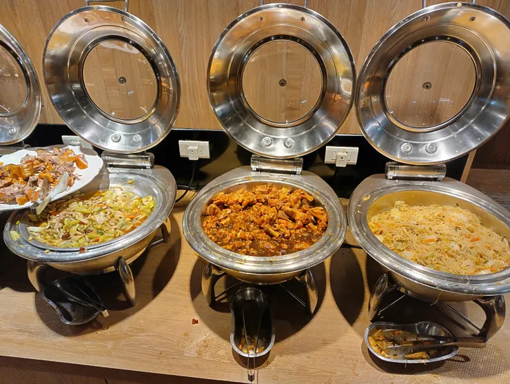 鴨肉 炒芹菜 滷豬腳 炒米粉  