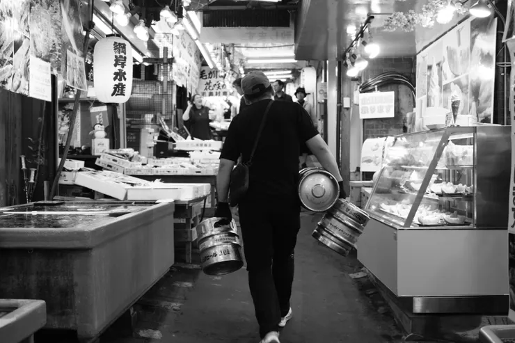 提著啤酒桶的大叔