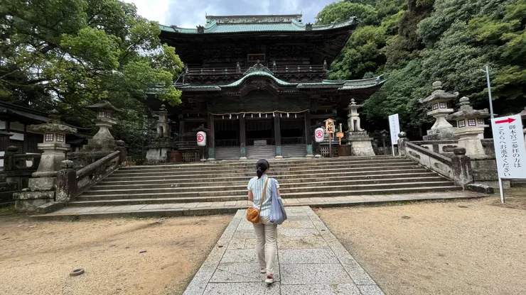 金刀比羅宮 Kotohiragū ,位於香川縣的金刀比羅宮,位於標高521m的象頭山半山腰的神社。擁有超過1000年的歷史,是全日本近600座「金比羅神社」的總本宮