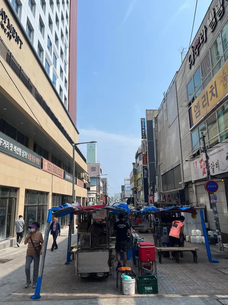 BIFF廣場雖然下午就有攤位了,但是廣場活動時間主要在晚上,因此有部分店家尚未營業或在做開店預備。