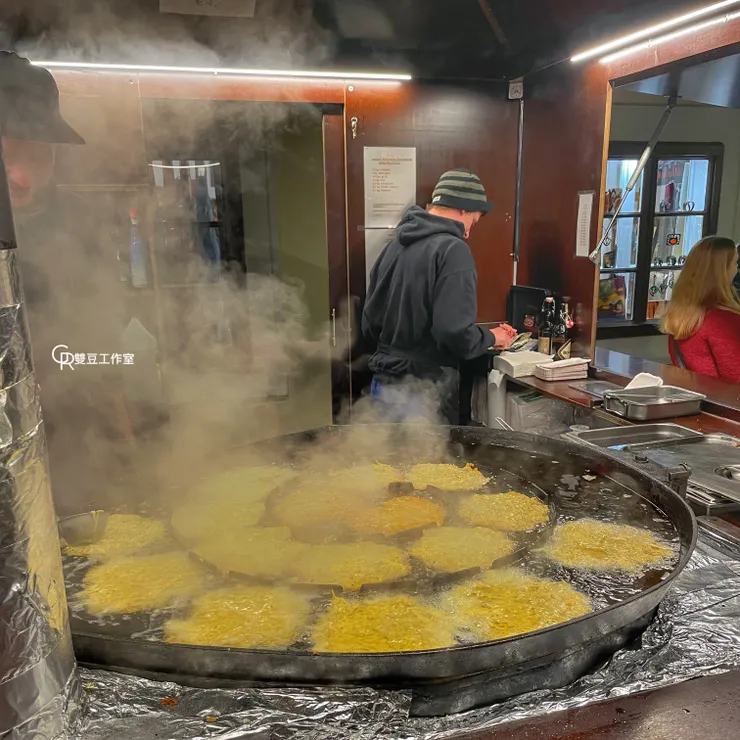 現炸馬鈴薯餅在各大市集都是人氣商品 2021每個四歐 2022每個4.5歐