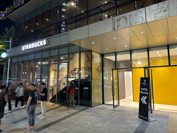 飯店還可以依稀看到ibis的字眼