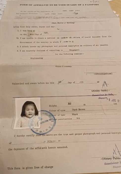 這是我兩歲時,陪媽媽回娘家申請的臨時護照。第一『本』護照,呆得很好笑。