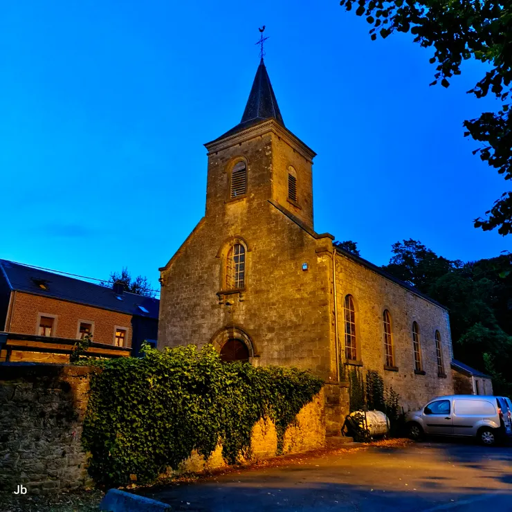 【仍供當地居民禮拜的教堂，旁邊較低建物是在此服務的奉獻者宿舍吧！似乎有為帕布保留一間，他和蘭妲來時住這裡。】