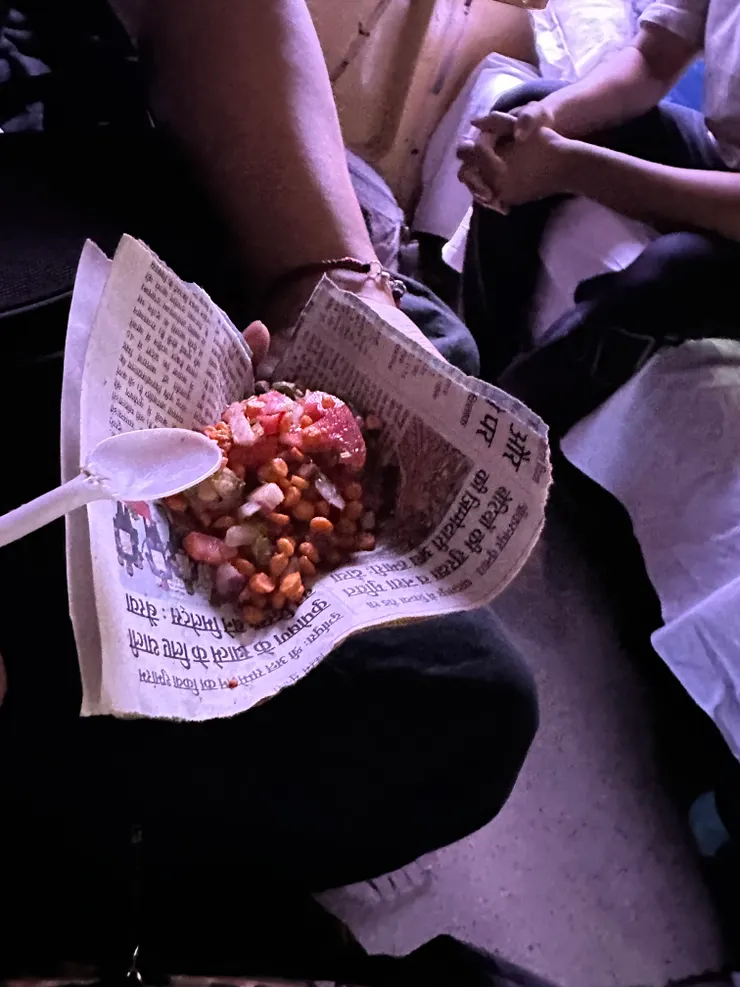 印象最深刻的會是這個火車販售的零食，以報紙盛裝