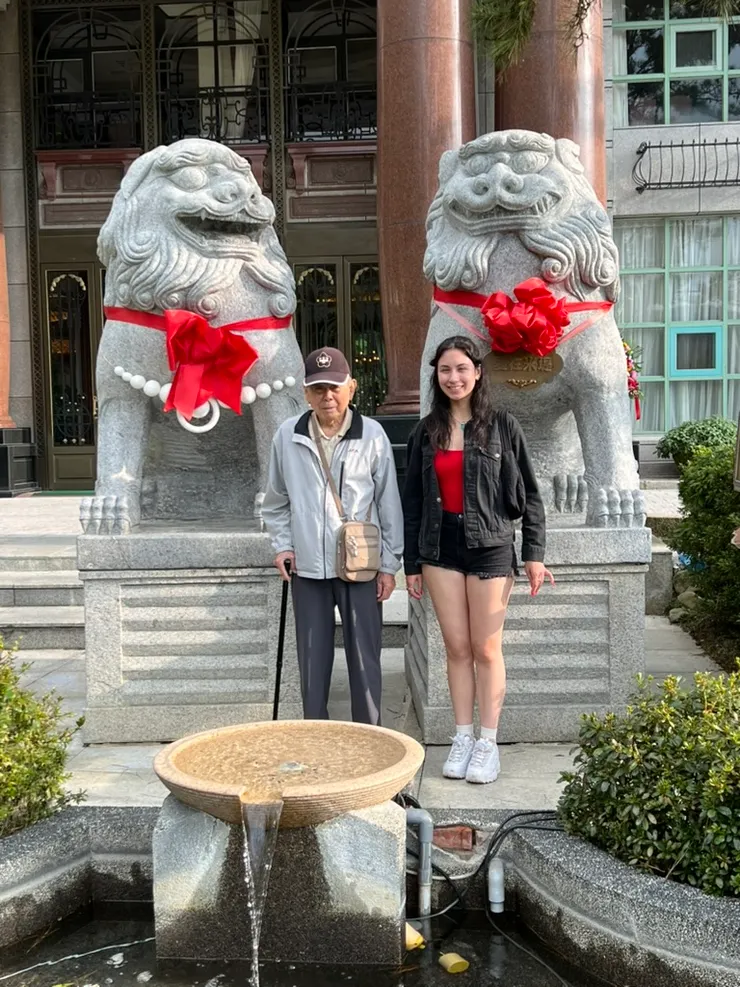 這對石獅太可愛了，趕快讓爸爸和以柔也跟他們合照一張