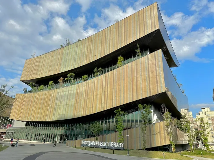 以木紋為飾的複層式玻璃能阻絕熱島效應，和中間層的綠植栽搭配，是台灣最新綠美圖代表