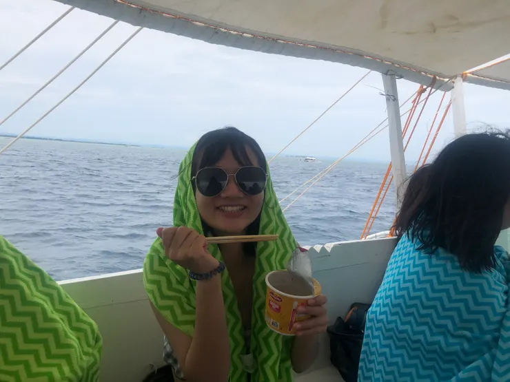 到了遊艇上我又繼續吃，因為游太久了啦（藉口）但是這個泡麵不好粗，因為麵有油耗味：（