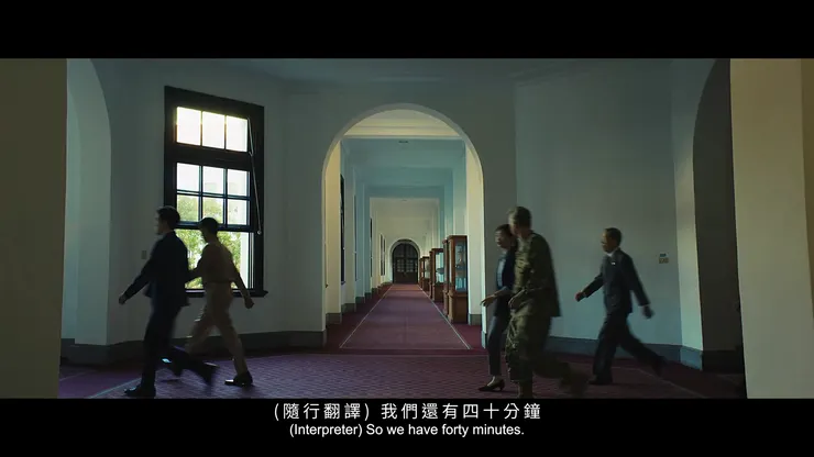 可以看到隨行翻譯與疑似穿著美軍海軍陸戰隊迷彩服的人交談。