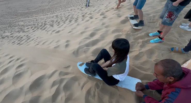 旁邊的朋友正在玩 Sandboard