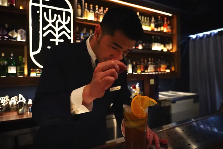 Shawn正在為經典調酒──Pimm's Cup的擺飾做最後整理