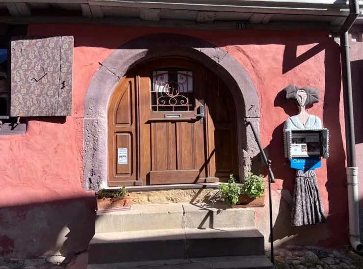 這間是民宿，門口是傳統亞爾蕯斯女人雕像