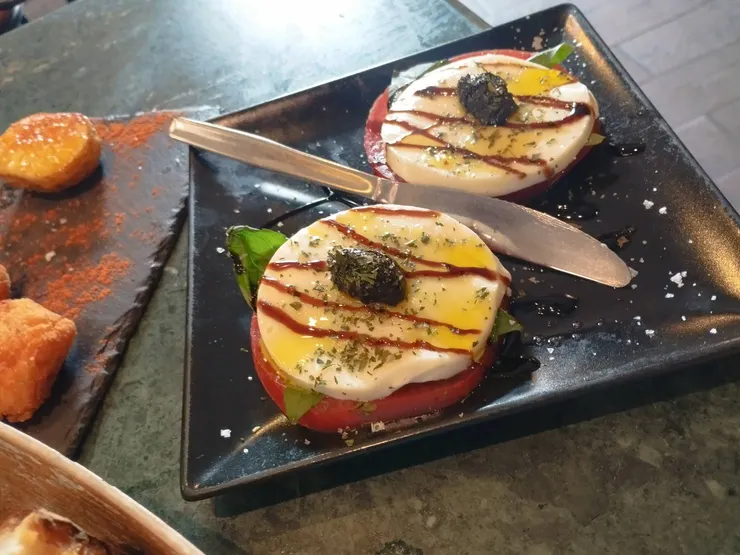 The Breen's Tavern的卡布里沙拉