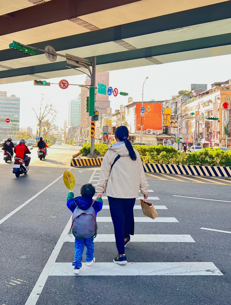 行人、道路交通標誌、車牌號碼、商店招牌已做去識別化處理 作者拍攝