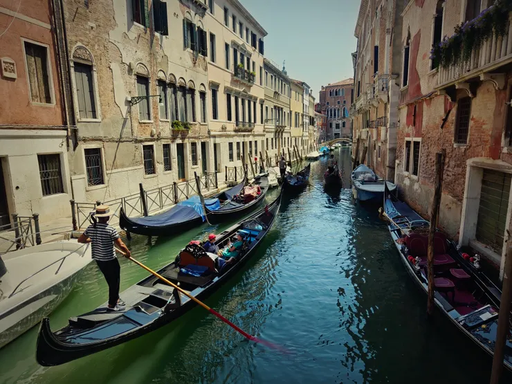 水道中可以看到許多貢多拉來來往往