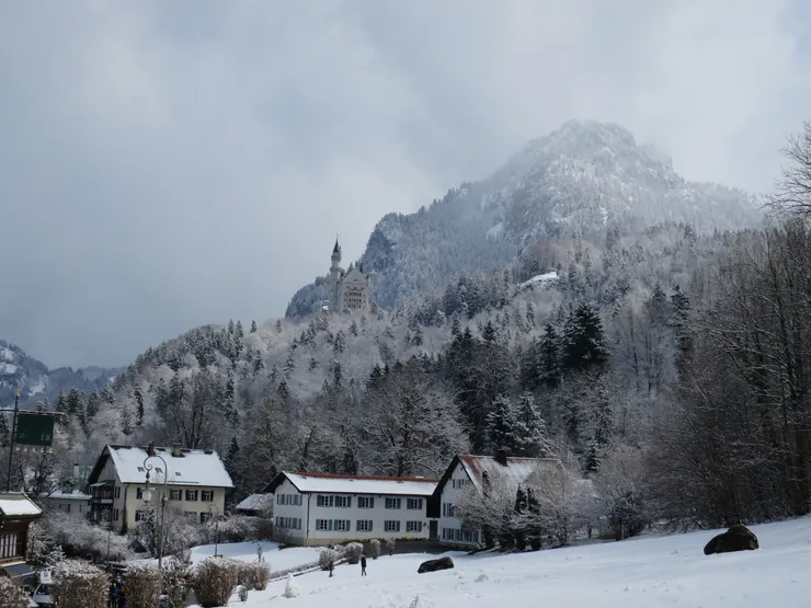 在施萬高遠遠眺望山上的新天鵝堡