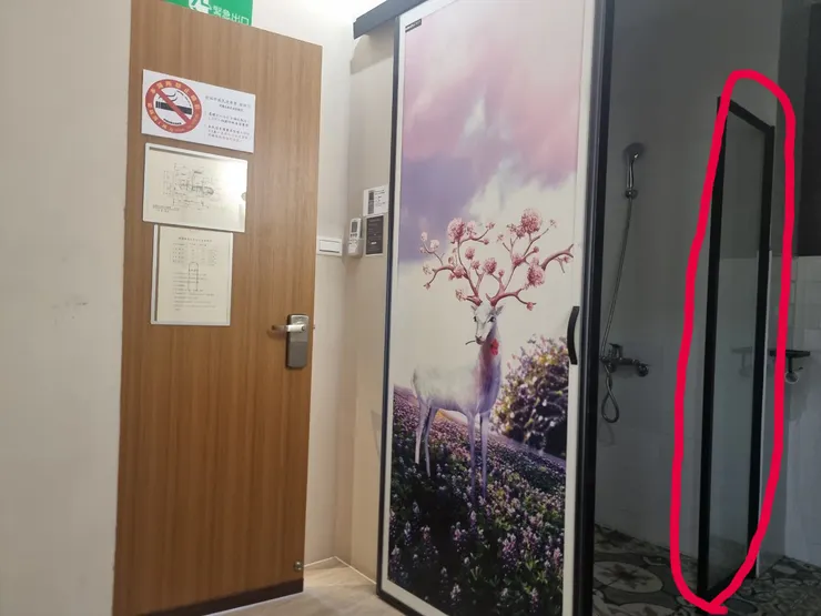 圖3：浴室採微乾濕分離，淋浴處只用一片玻璃做遮擋(紅圈處)，以前也做過房務，知道那種有浴門的比較麻煩，大面積光擦乾水痕就累了，辛苦房務們了！