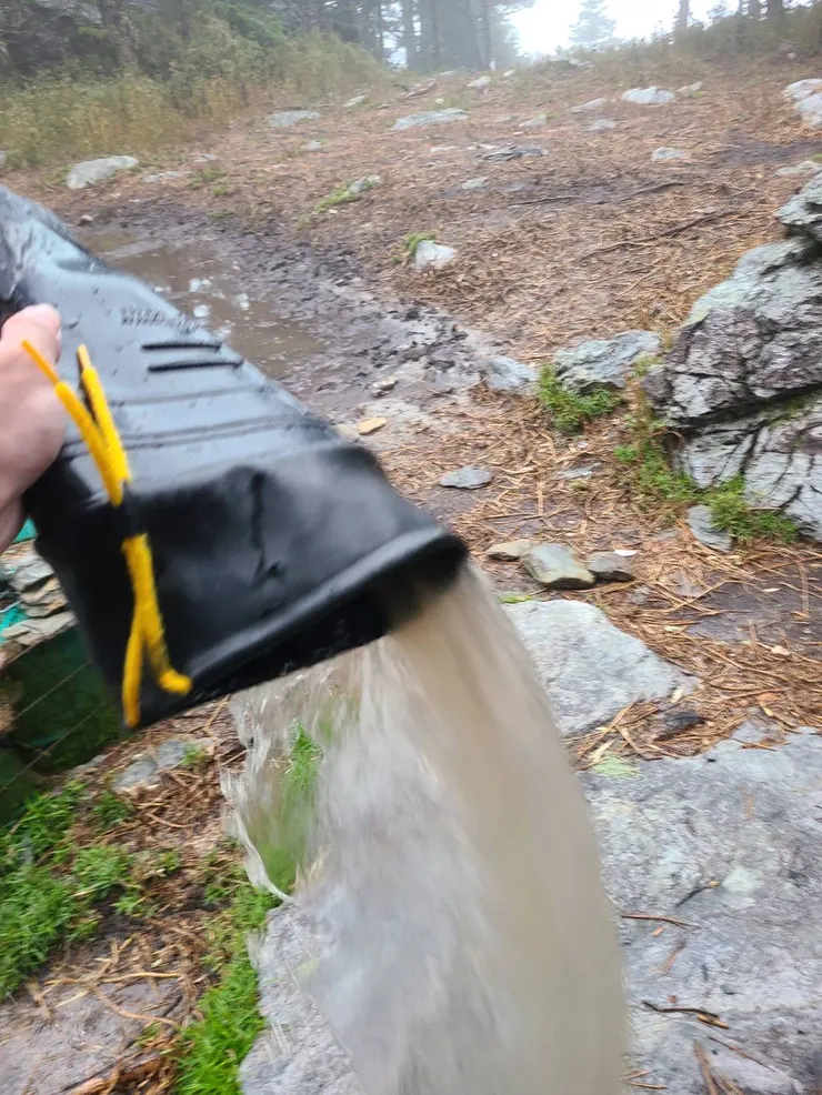 雨鞋的水都可以當水壺了，沿路抬腳讓水流出到山屋還有這麼多