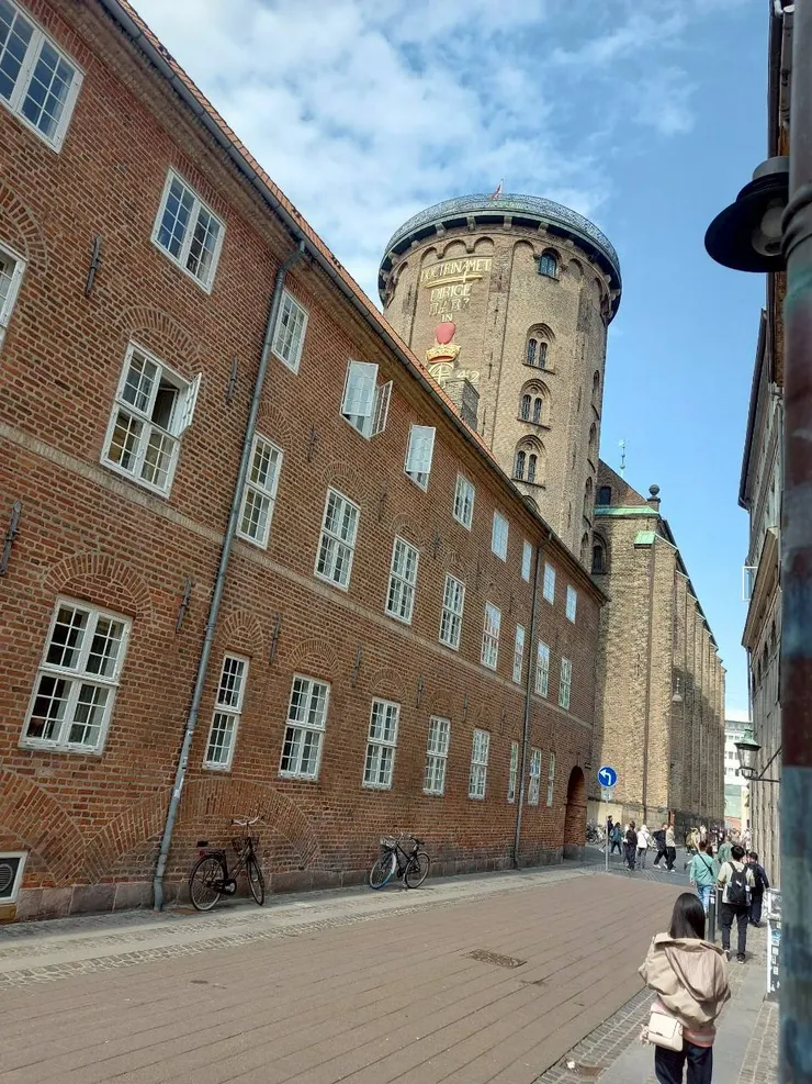 建於17世紀的圓塔，觀測天文之用屬於三一建築之一部分