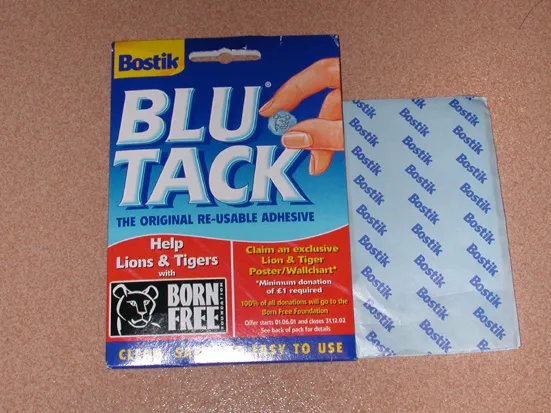 用來固定電容的 Blu Tack 膠