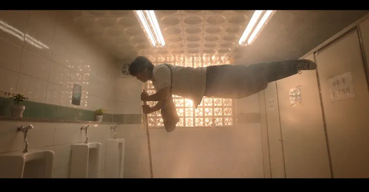 第三集,張喜秀掃完廁所前來關心金奉皙,順便黏貼掉落的OK蹦,卻使得金奉皙心情愉悅,漂浮了起來。