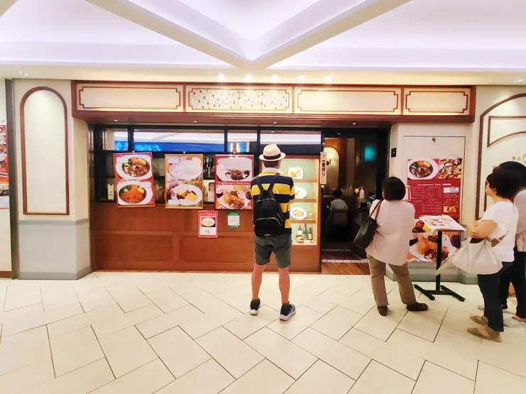 需要稍微排隊約30分鐘，老吳一邊排隊一邊研究菜單．．