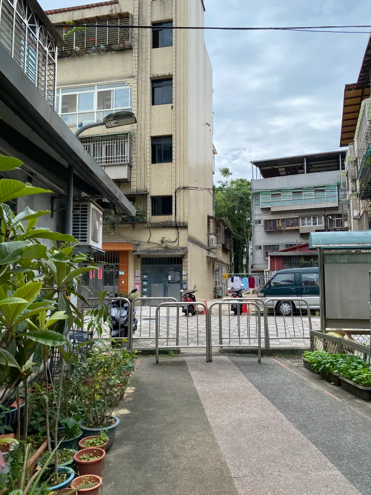 景興路二段23巷6弄，出入口設置鐵欄杆，禁止車輛進出，提供居民安全的行走空間