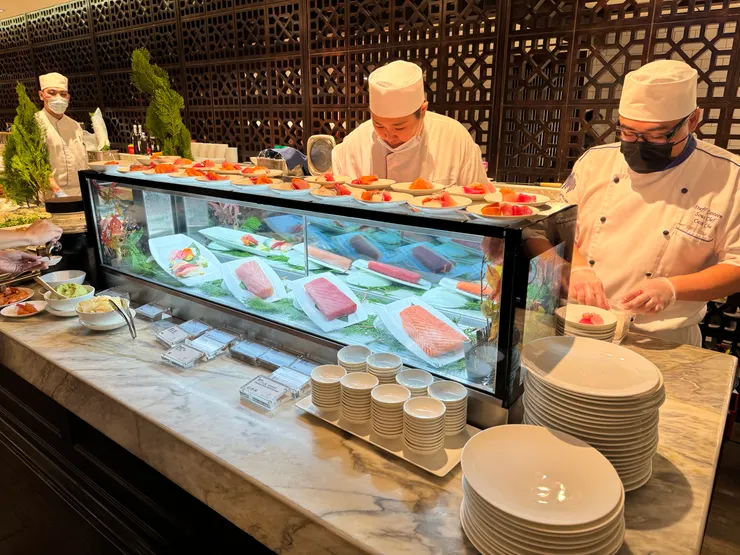 有師傅現切生魚片喔