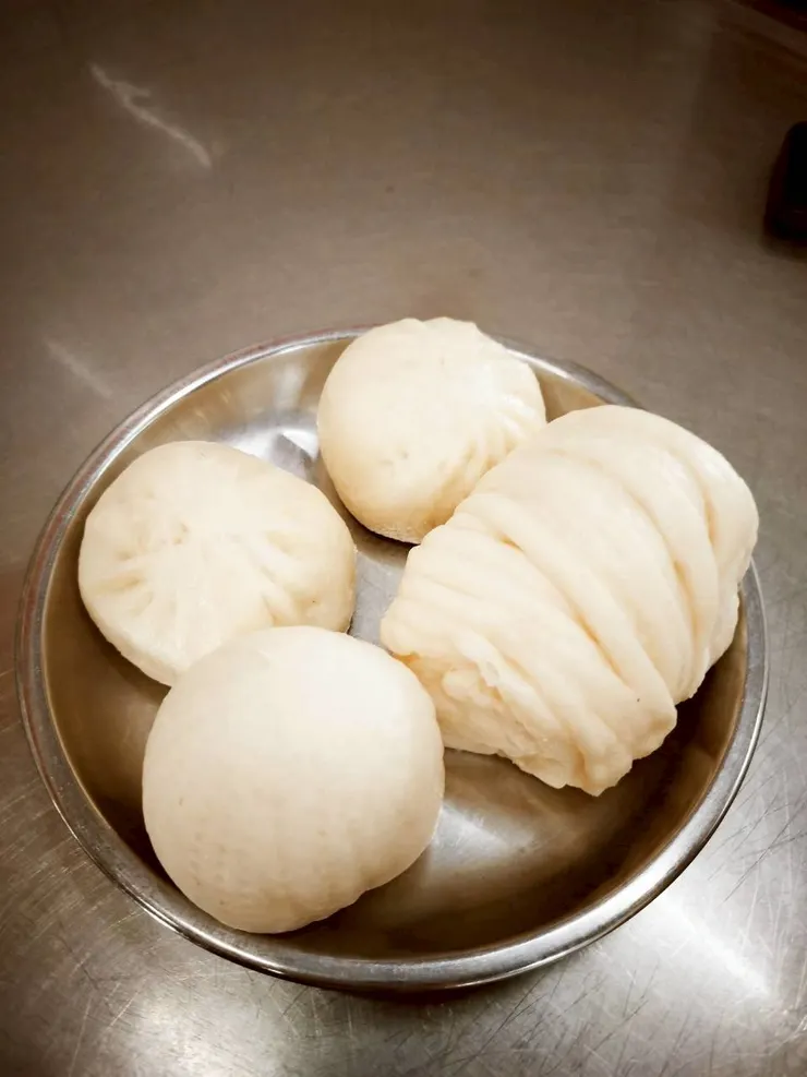 鮮肉包(上)、花捲(右)、芝麻包(下)