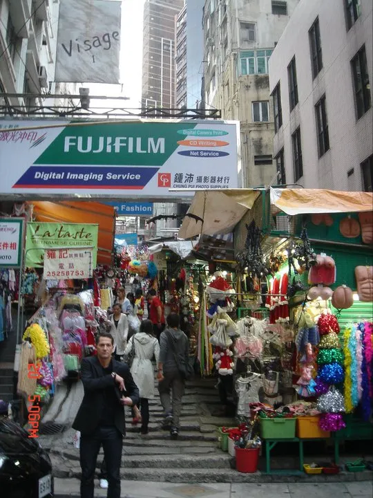 這個街景很多人都覺熟悉,很經常出現在香港影劇中