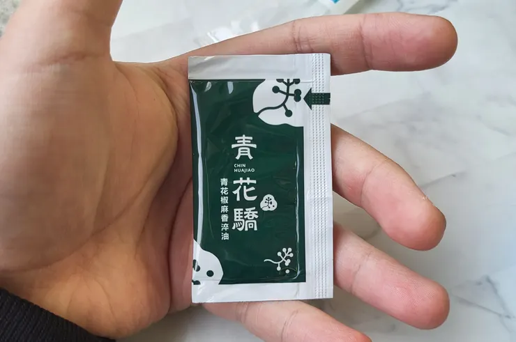 青花椒麻香淬油調味包,原來是要將他加下去喔