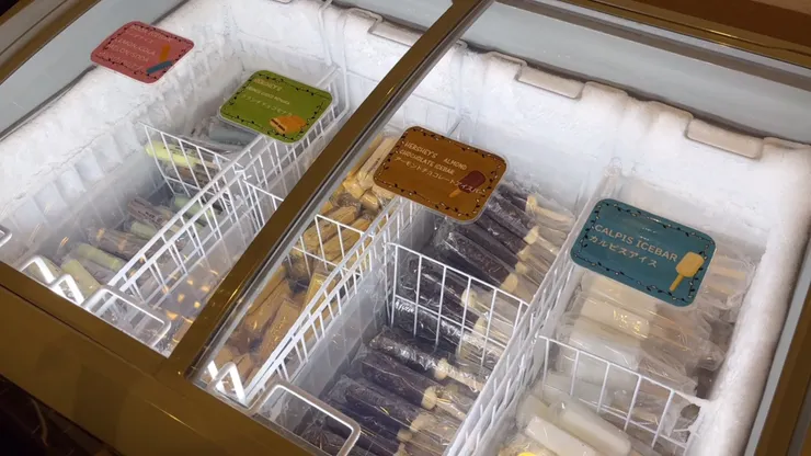 整個冰櫃滿滿的冰棒!包含各式水果、餅乾夾心、巧克力脆皮、可爾必思等多種口味