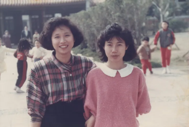 【對照組，1989年兩姊妹，當時凱瑜猶雲英未嫁，老婆尚未生子。】