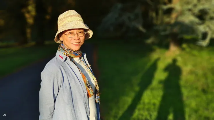 【莊園一角，美麗的夕陽與女主角。】